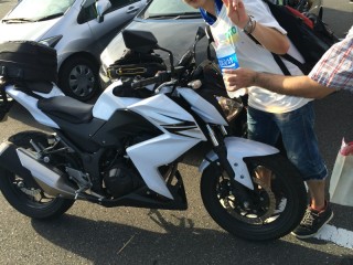 薄い本輸送機と化したZ250君 薄い本輸送機と化したZ250君